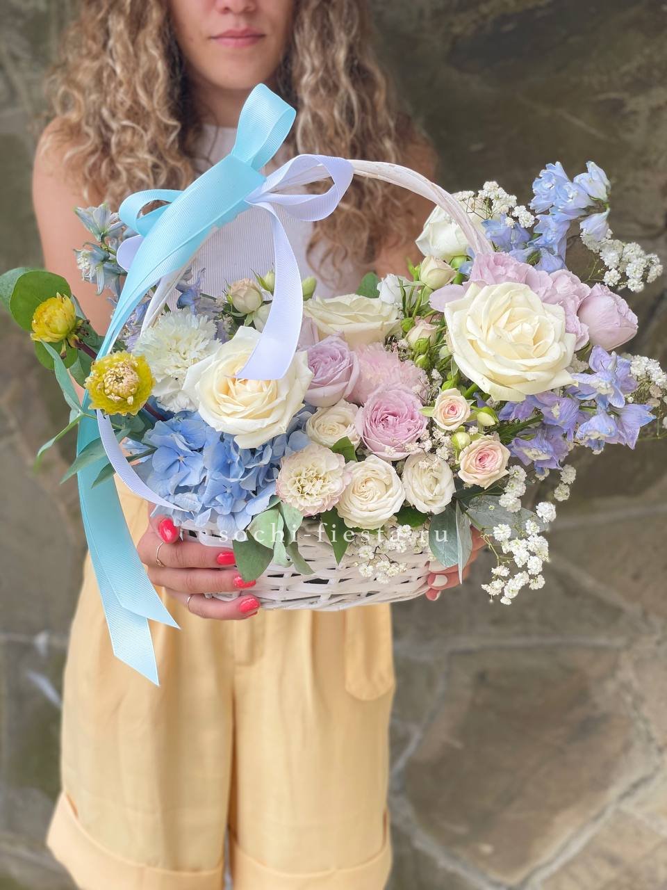 торжественная именинная цветочная корзина с розами куполом для поздравления в российском городе