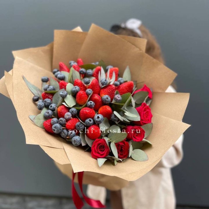 Клубника и голубика с цветами в Щёлкове