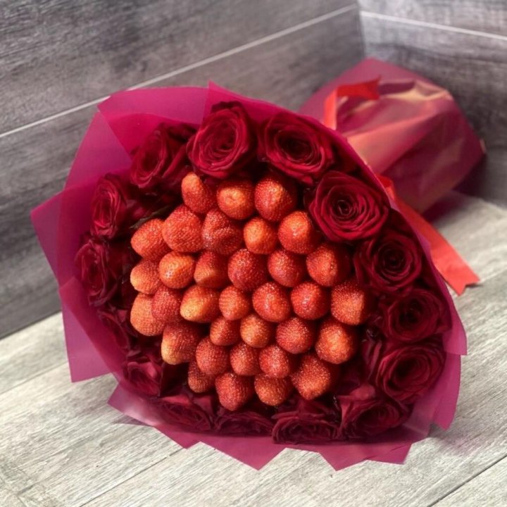 Клубничный букет с розами в Щёлкове