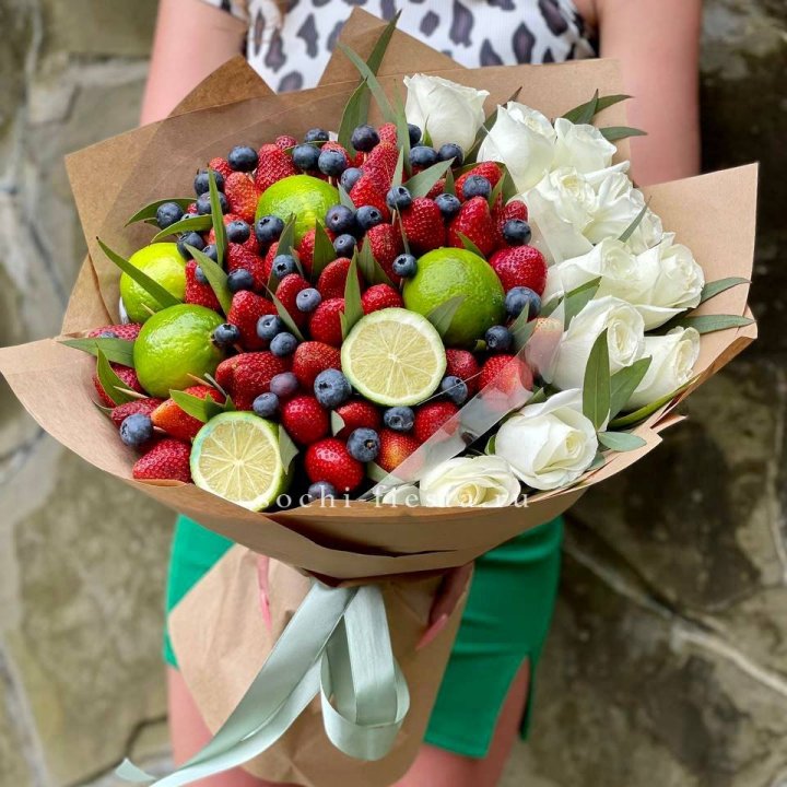 Ягодно-цитрусовый букет с розами в Щёлкове