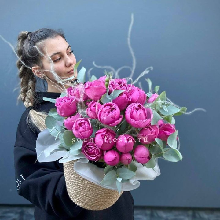 Пионовидные розы  в джутовом кашпо  в Щёлкове