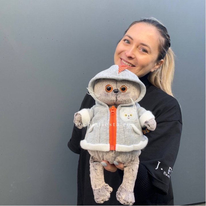 Кот Басик в толстовке в Щёлкове