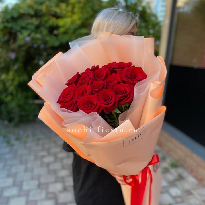 15 голландских роз в оформлении в Щёлкове