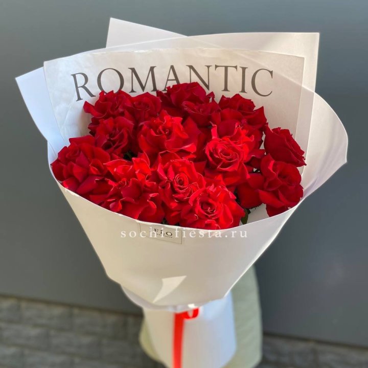 19 высоких роз в оформлении в Щёлкове