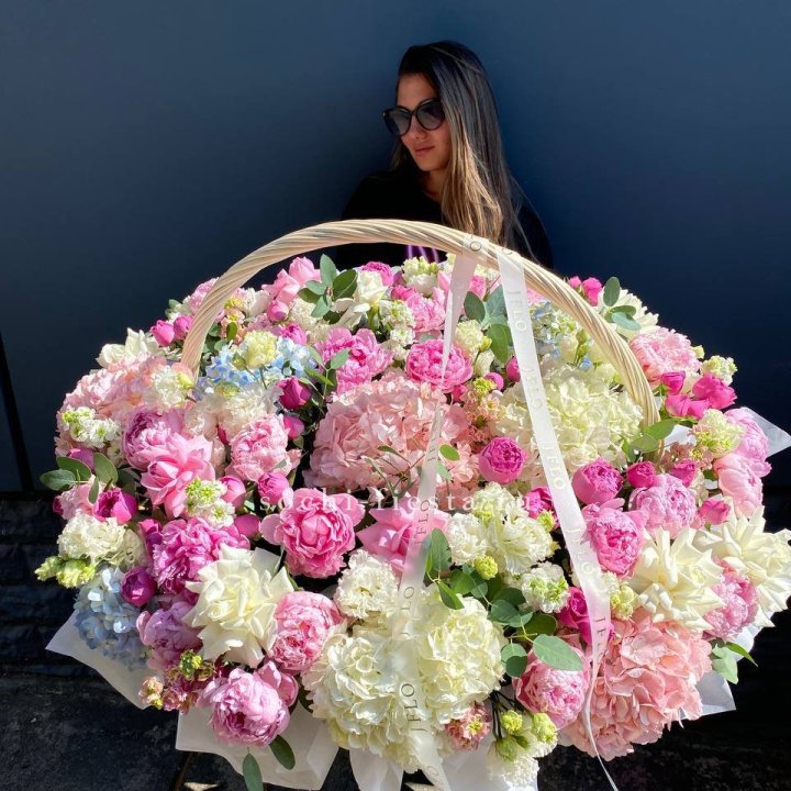 Цветочная корзина из пионов и пионовидных роз "Перфекте" в Щёлкове