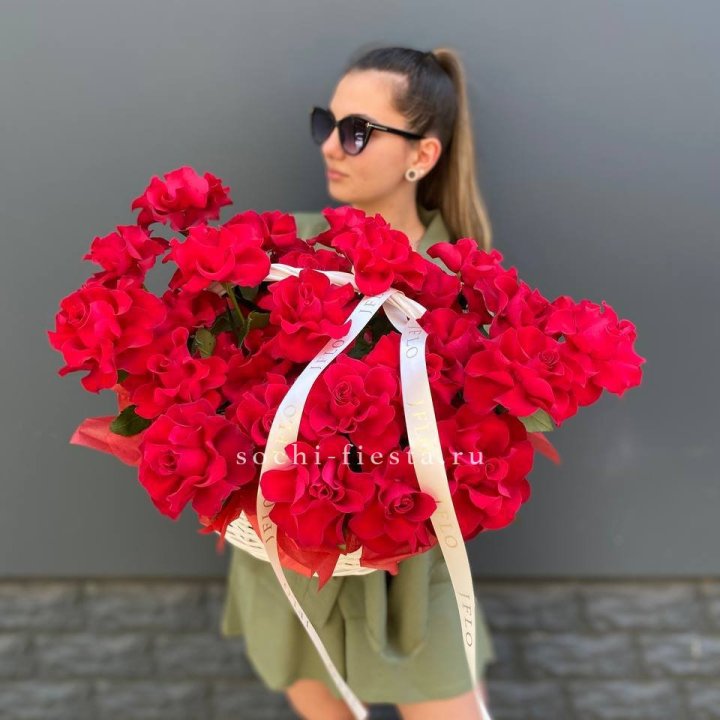 Красные французские розы в корзине в Щёлкове