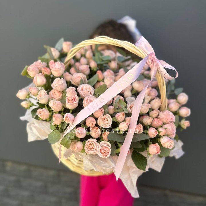 Корзина кустовых пионовидных роз в Щёлкове