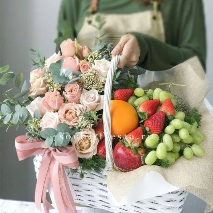 Фруктовая корзина c цветами в Щёлкове
