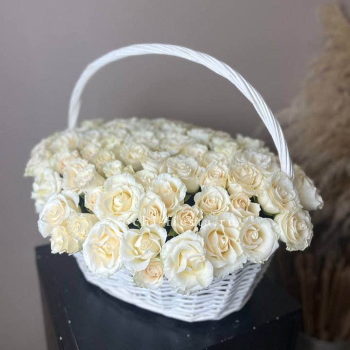 101 белая роза в корзине в Щёлкове