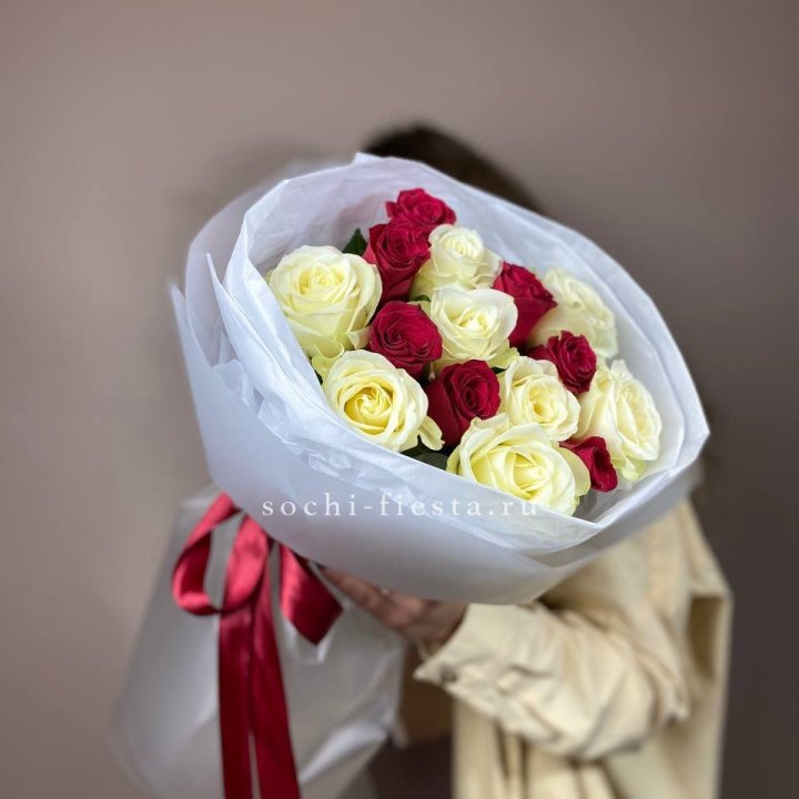 Букет из красных белых 15 роз в Щёлкове