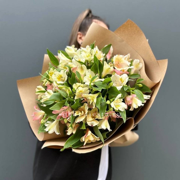 Букет альстромерий в крафте в Щёлкове
