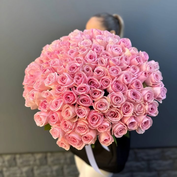 Охапка из 101 розовой розы в Щёлкове