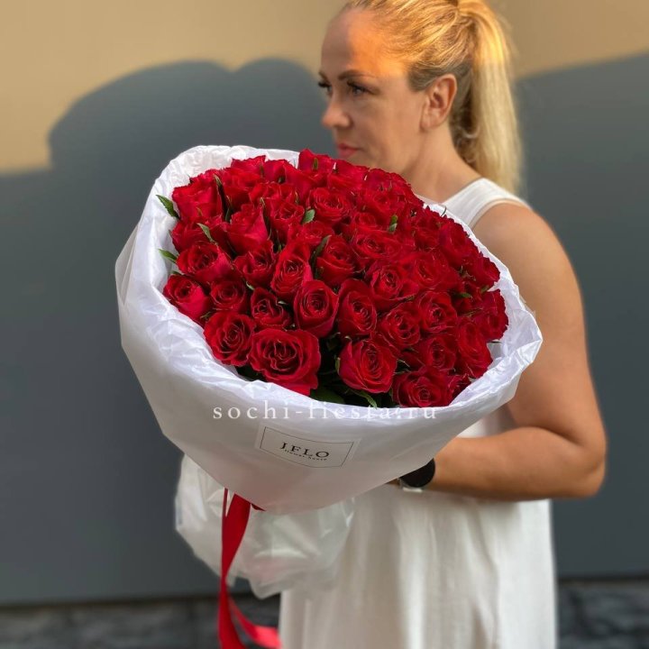 51 роза мадам ред в нежном оформлении с доставкой в Щёлкове