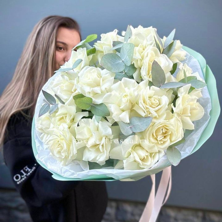 19 Белых французских роз "Ноте бьянке" в Щёлкове