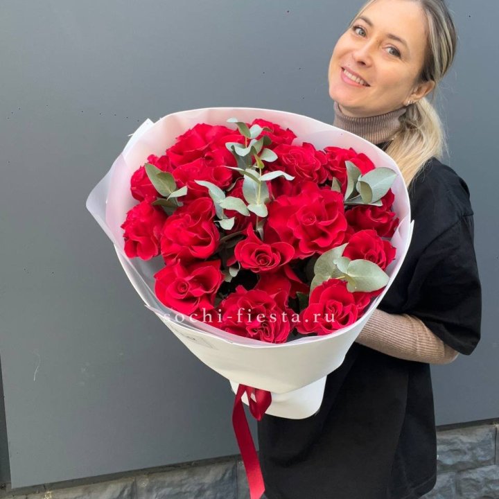 17 Красных французских роз в Щёлкове