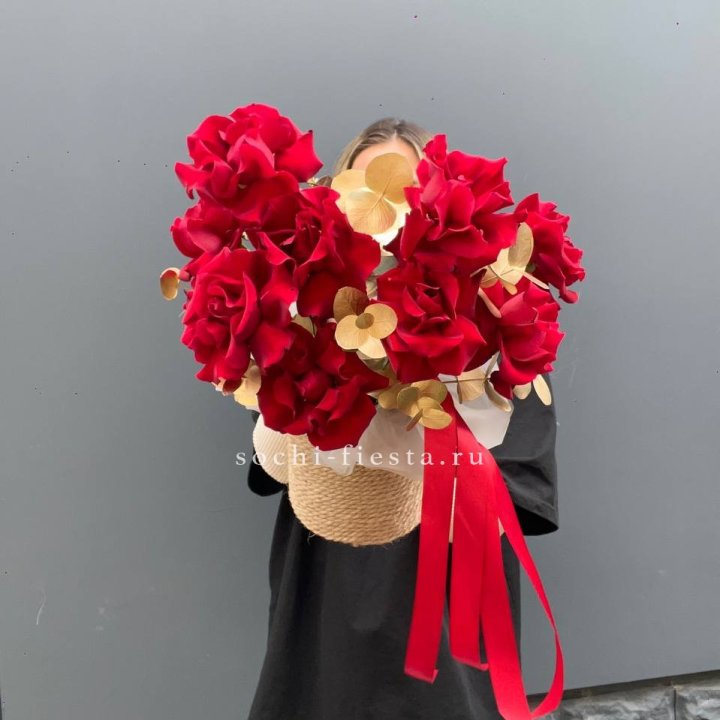 Красные французские розы в джутовом кашпо в Щёлкове