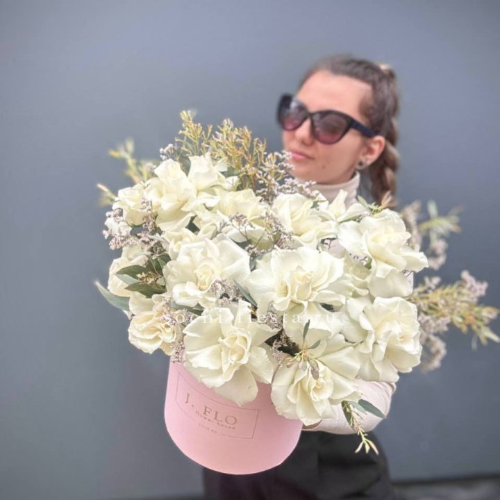 17 Французских белых роз в коробке Афина в Щёлкове