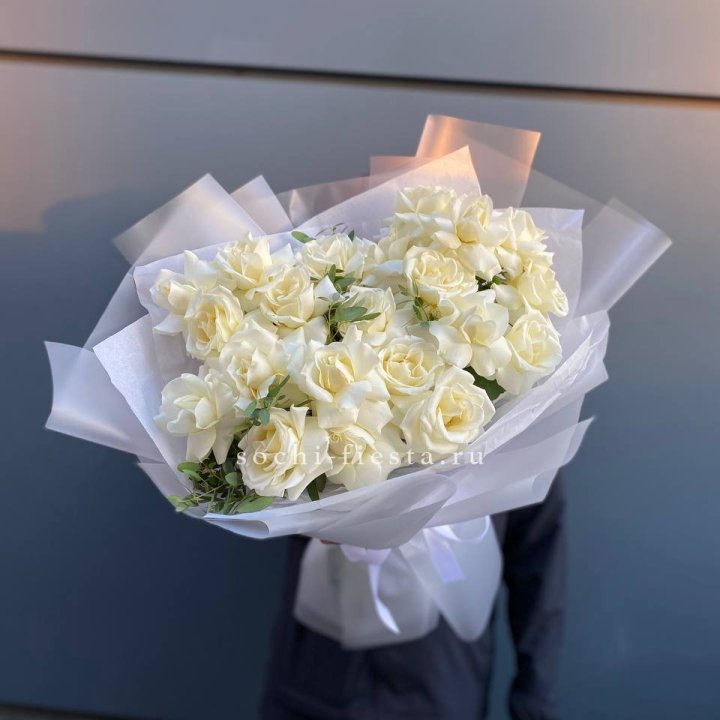 Пышный букет из белых роз в Щёлкове