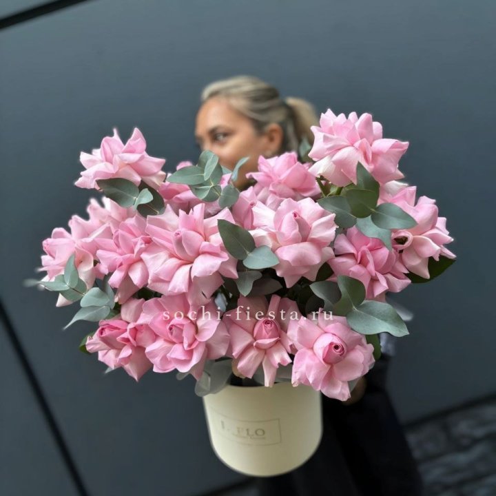 17 Розовых французских роз в боксе в Щёлкове