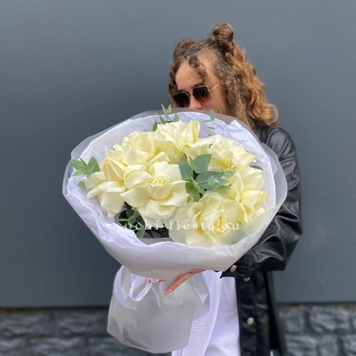 7 Белых французских роз  в Щёлкове