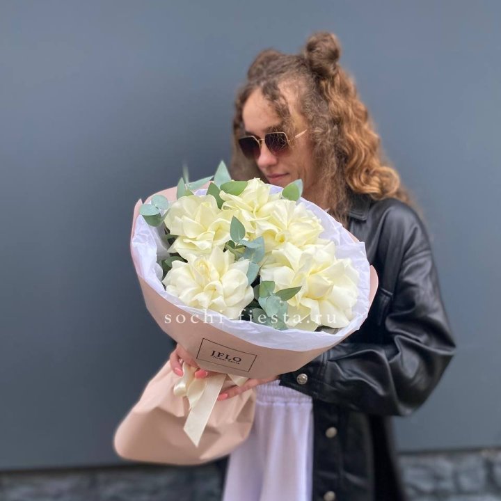 5 Белых французских роз в Щёлкове