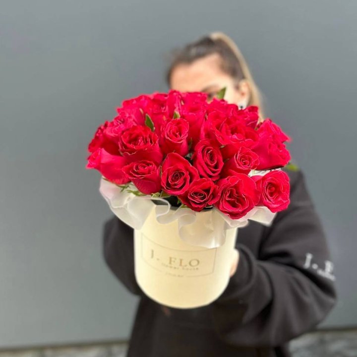 27 кенийских роз в боксе в Щёлкове