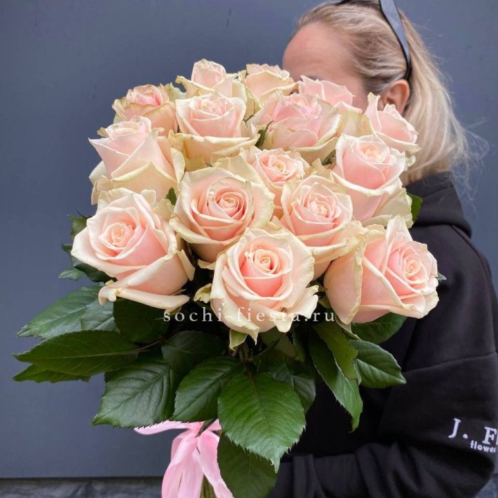 15  кремовых высоких роз с доставкой в Щёлкове