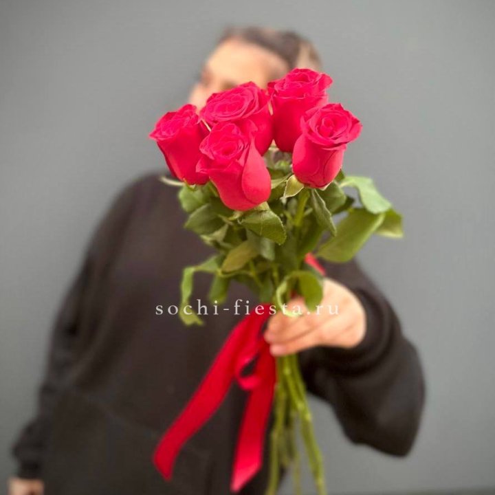 Букет 5 красных роз  в Щёлкове
