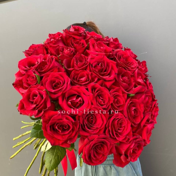 35 красных роз под ленту с доставкой в Щёлкове