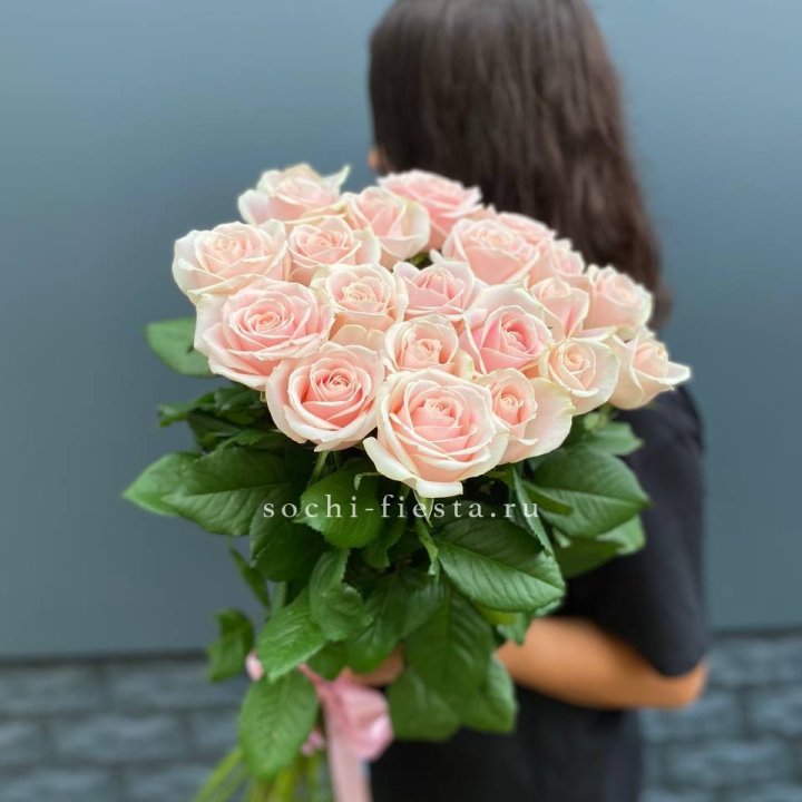 Высокие розовые розы в Щёлкове