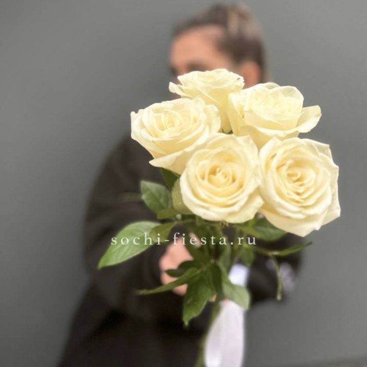 Букет 5 белых роз  в Щёлкове