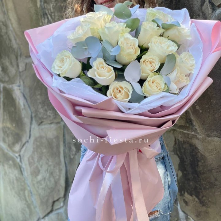Белые розы в авторском оформлении с доставкой в Щёлкове