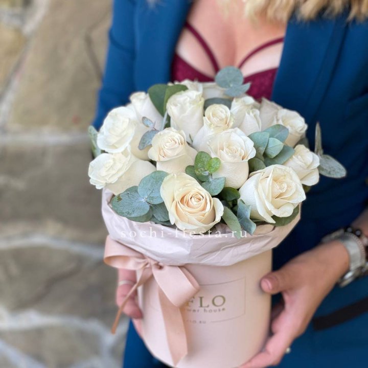 Цилиндр из белых роз в Щёлкове