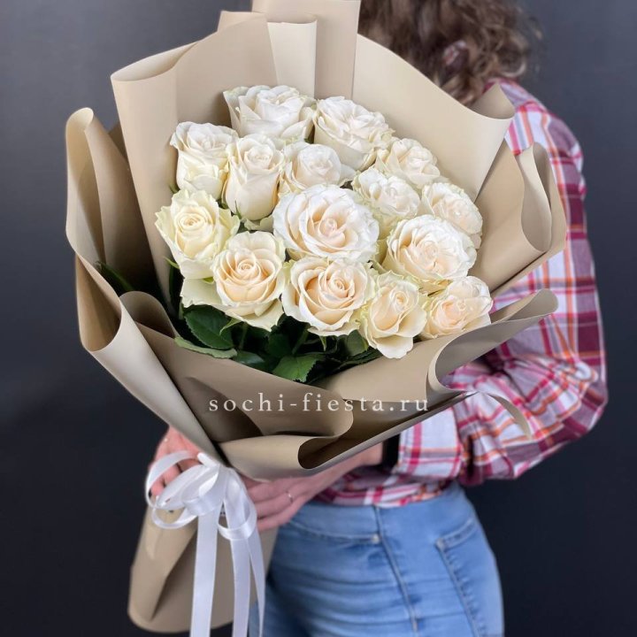 15 белых роз кофе в Щёлкове