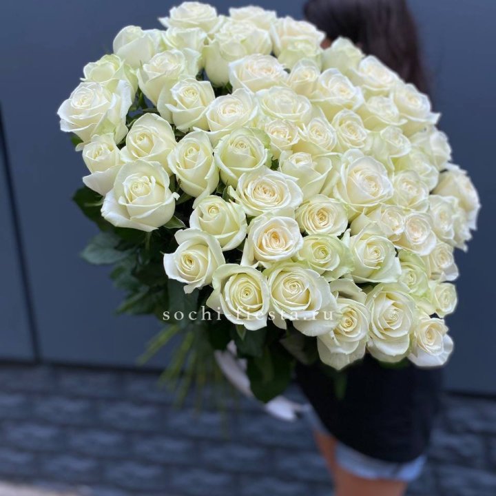 51 белоснежная высокая роза с доставкой в Щёлкове