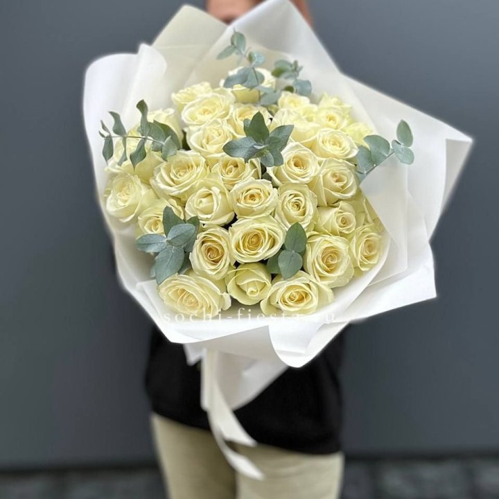 31 белая роза с эвкалиптом в Щёлкове