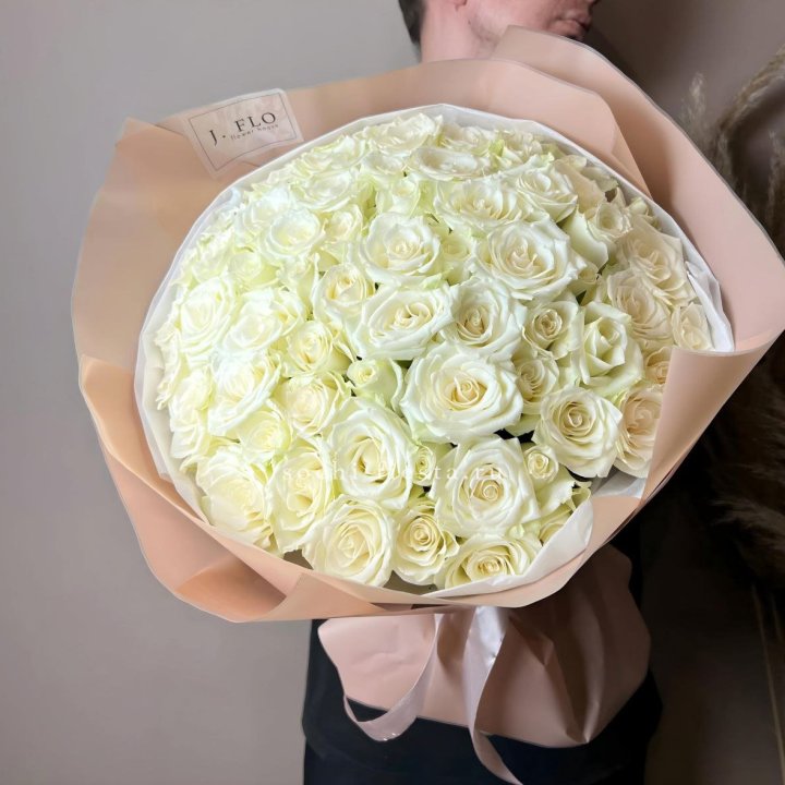 51 белая  роза в оформлении в Щёлкове